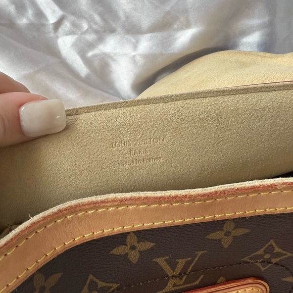 Louis Vuitton Beverly MM Shoulder Bag - Picture 14 of 15